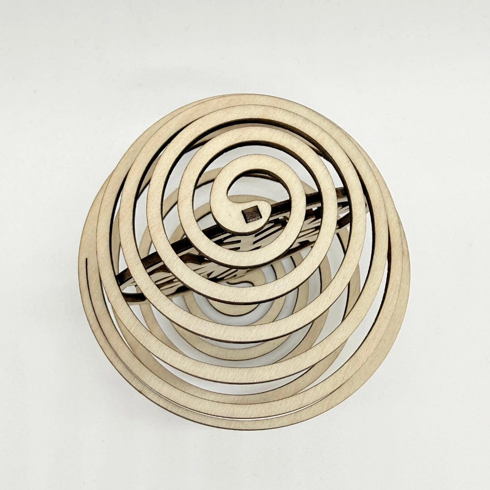 Spiral-Weihnachtskugel aus Holz