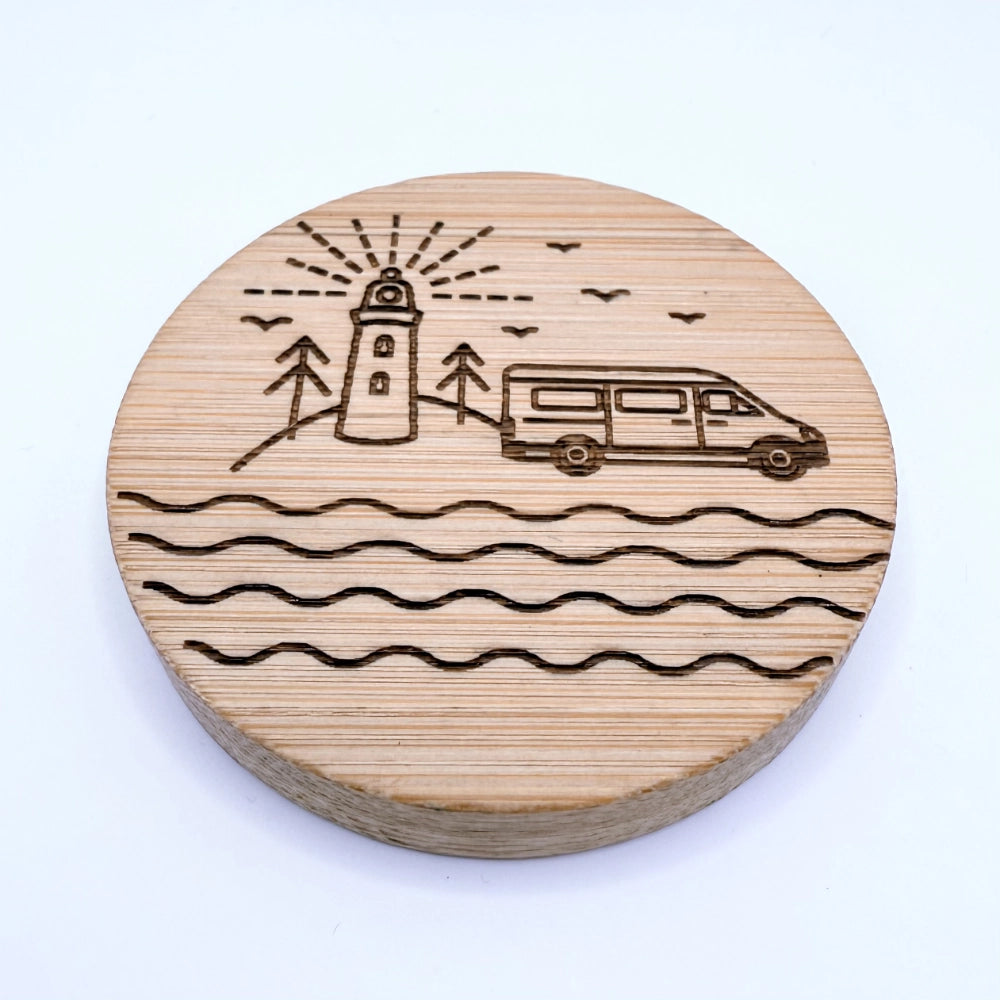 Holzmagnet mit graviertem Motiv: Leuchtturm, Bäume, Van, Meer, Vögel.