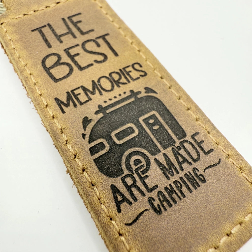 Personalisierter Leder-Schlüsselanhänger Wohnwagen "The best memories are made camping"