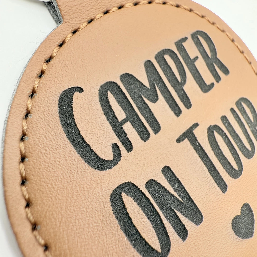 Runder Schlüsselanhänger mit Fach für Chip "Camper on Tour"