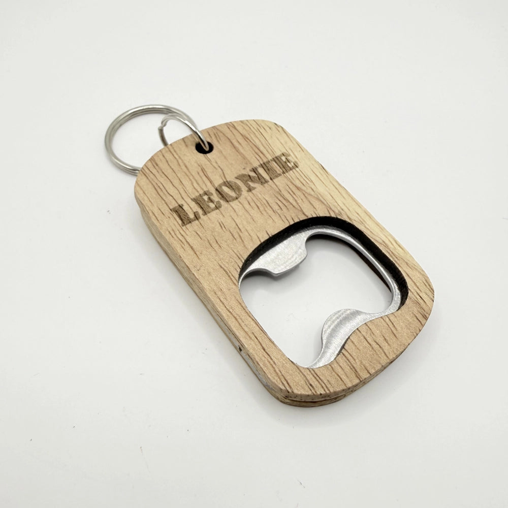 Ein hölzerner Flaschenöffner-Schlüsselanhänger mit der Aufschrift "Adventure is Calling".