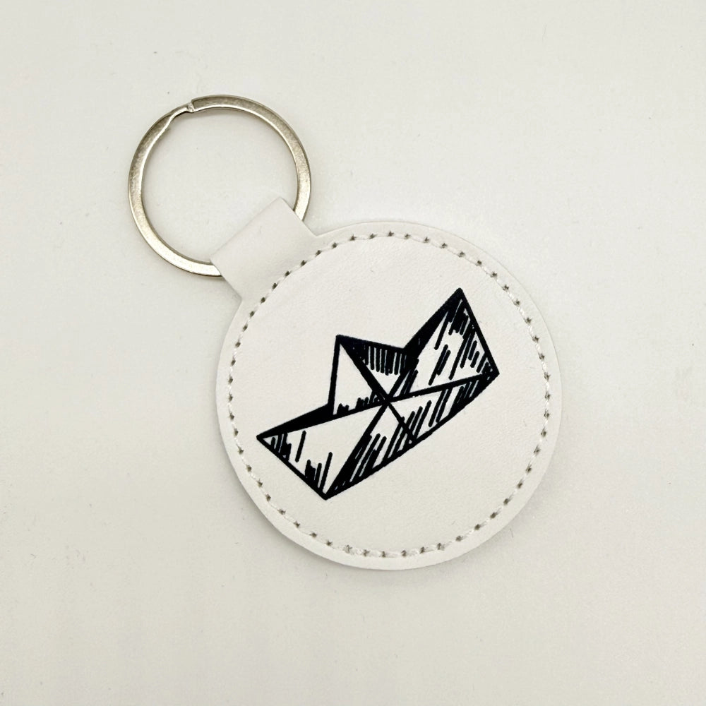 Runder Schlüsselanhänger mit Fach für Chip "Papierboot"