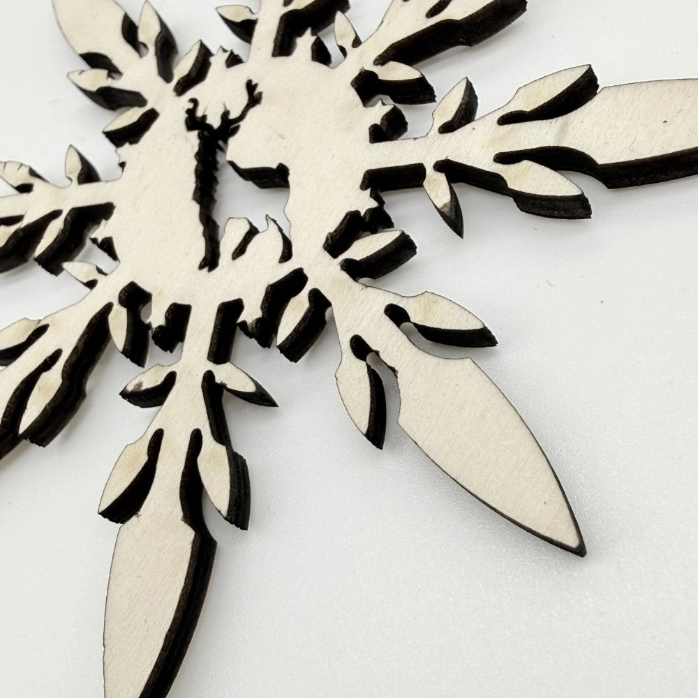 Holz-Schneeflocke mit Hirschmotiv - 9,5 cm Weihnachtsanhänger