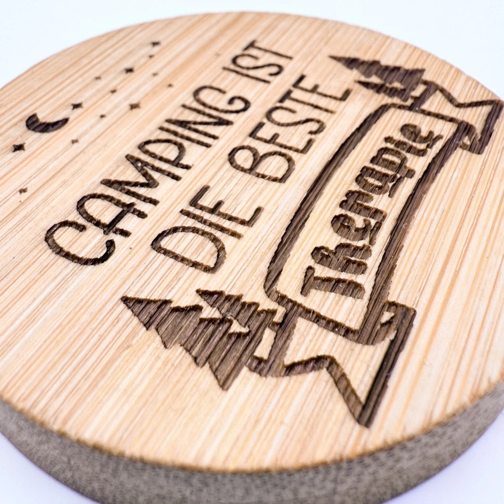 Flaschenöffner Magnet aus Bambus mit Gravur "Camping ist die beste Therapie".