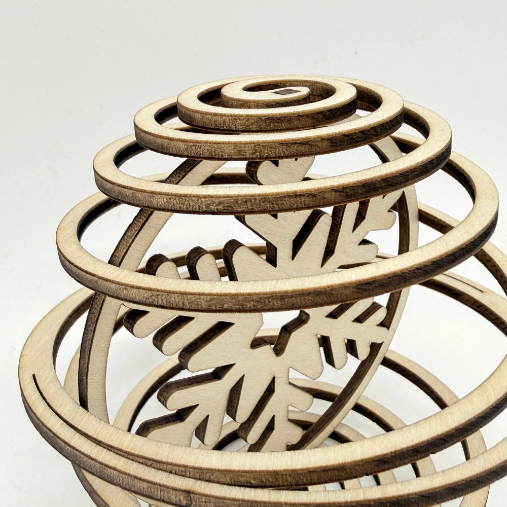 Spiral-Weihnachtskugel aus Holz