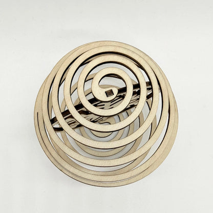 Spiral-Weihnachtskugel aus Holz