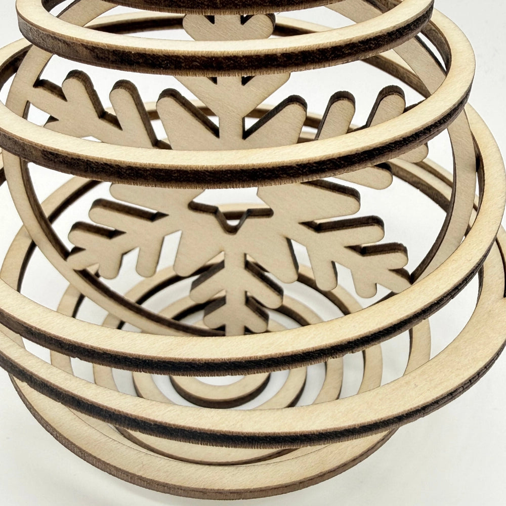 Spiral-Weihnachtskugel aus Holz