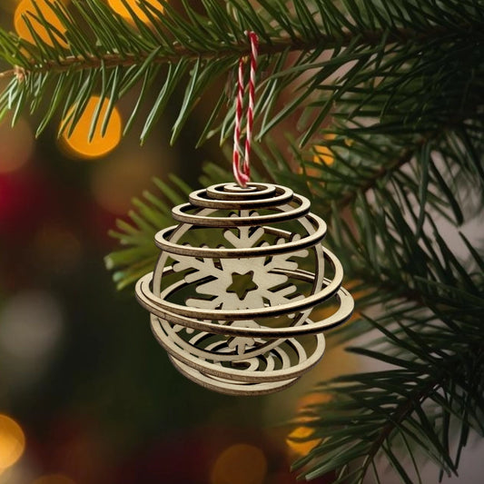 Spiral-Weihnachtskugel aus Holz