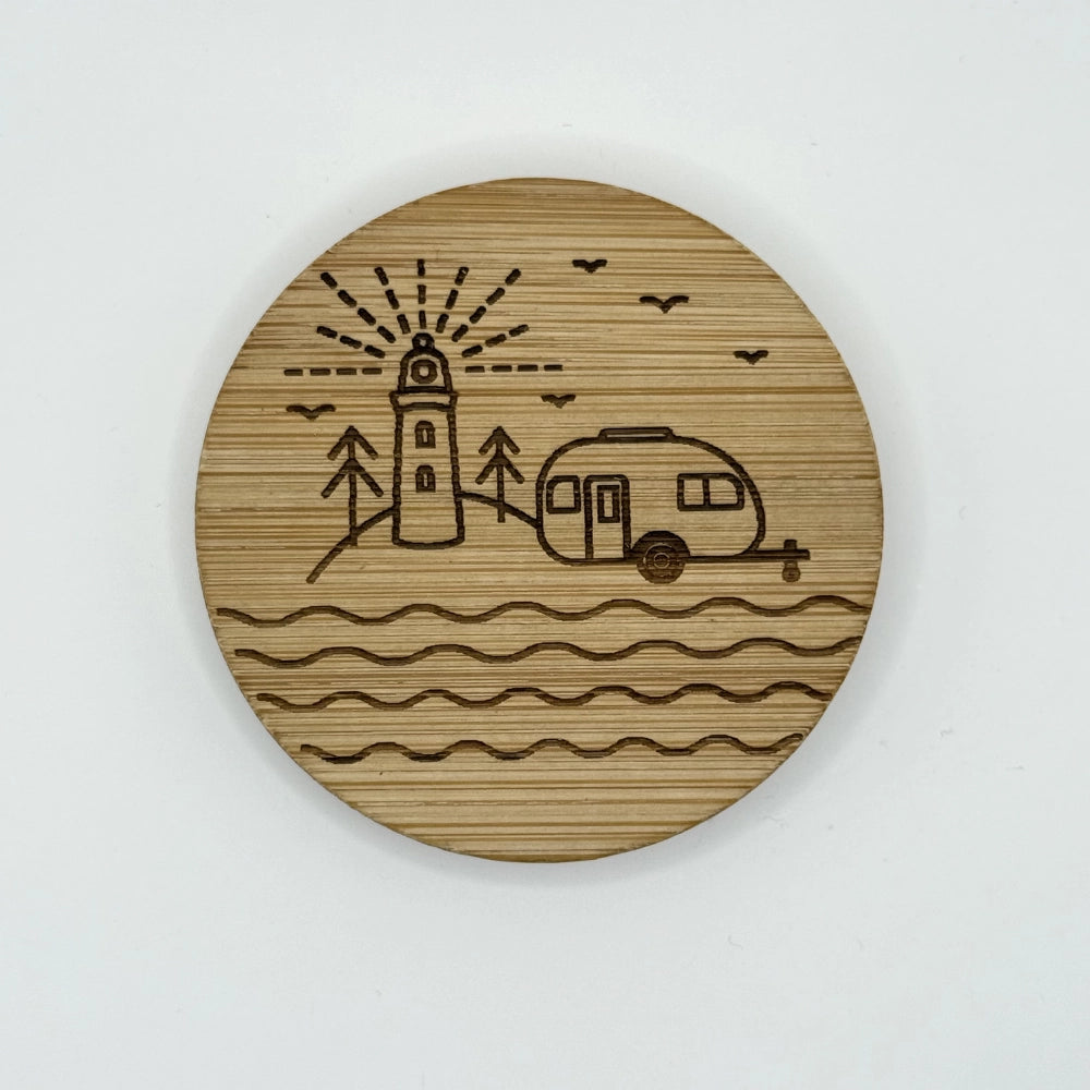 Motiv kleiner wohnwagen auf einer Insel mit Leuchtturm