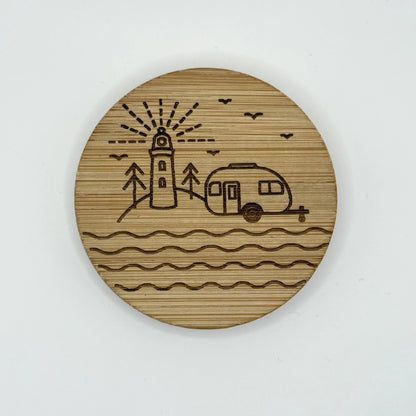 Motiv kleiner wohnwagen auf einer Insel mit Leuchtturm