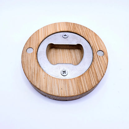 Runder Flaschenöffner aus Bambus mit zwei Magneten versehen.