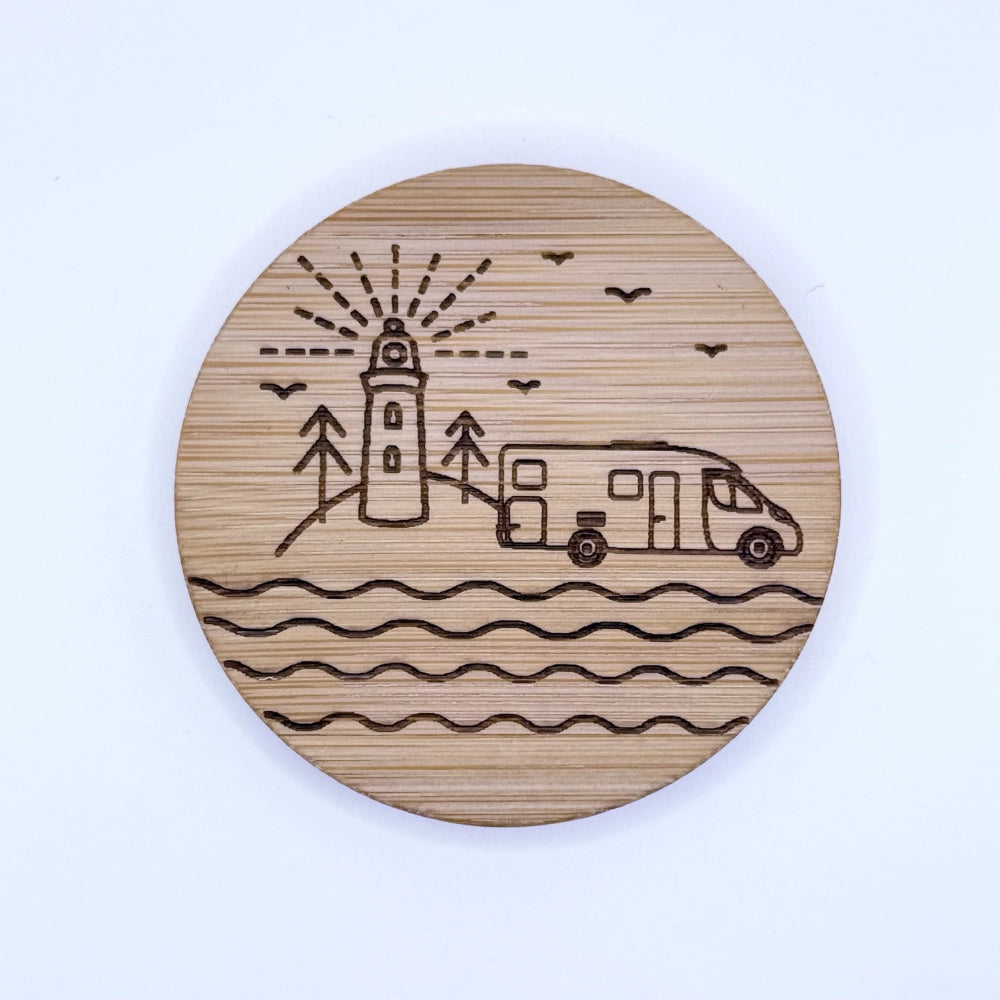 Flaschenöffner-Magnet mit graviertem Motiv mit Leuchtturm und Wohnmobil-teilintegriert