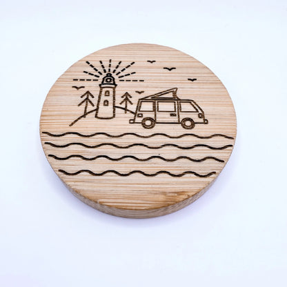 Runder Holzuntersetzer mit auf Lasertechnik basierendem Design von Leuchtturm, Van, Meer und Natur.