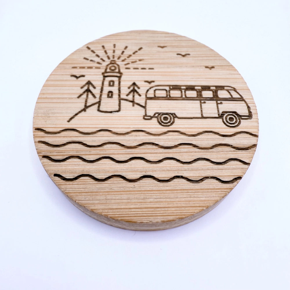 Produktfoto: Runder Bambusuntersetzer mit gelasertem Motiv: Leuchtturm, Van, Bäume und Wellen.