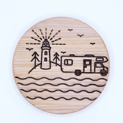 Flaschenöffner-Magnet mit graviertem Motiv mit Leuchtturm und Wohnmobil