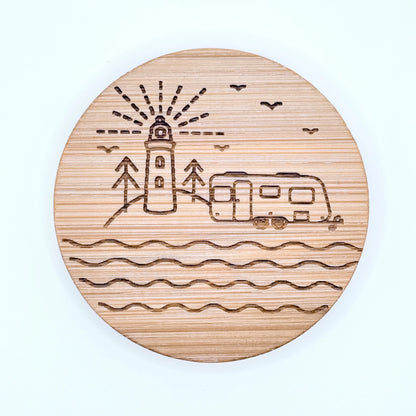 Flaschenöffner-Magnet mit graviertem Motiv mit Leuchtturm und Wohnwagen