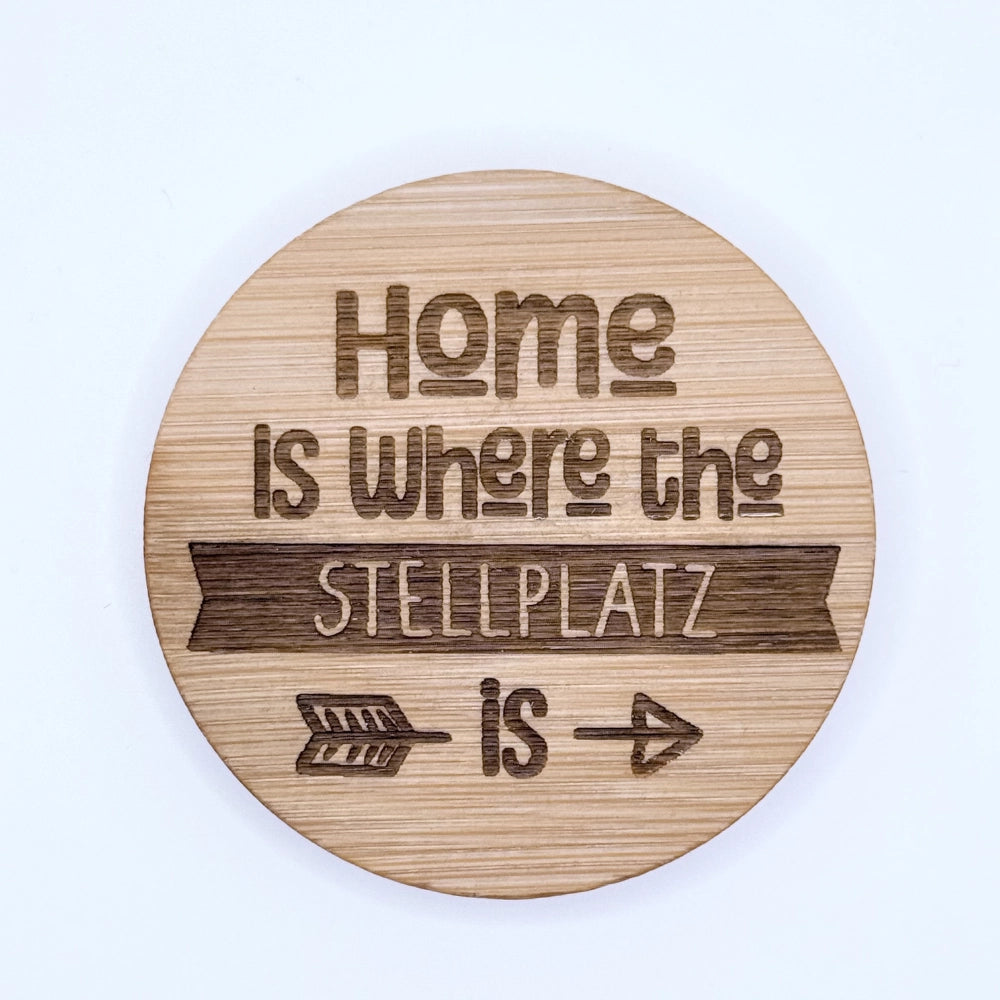 Runde, hölzerne Flaschenöffner-Magnet aus Bambus, mit Gravur "Home is where the Stellplatz is".