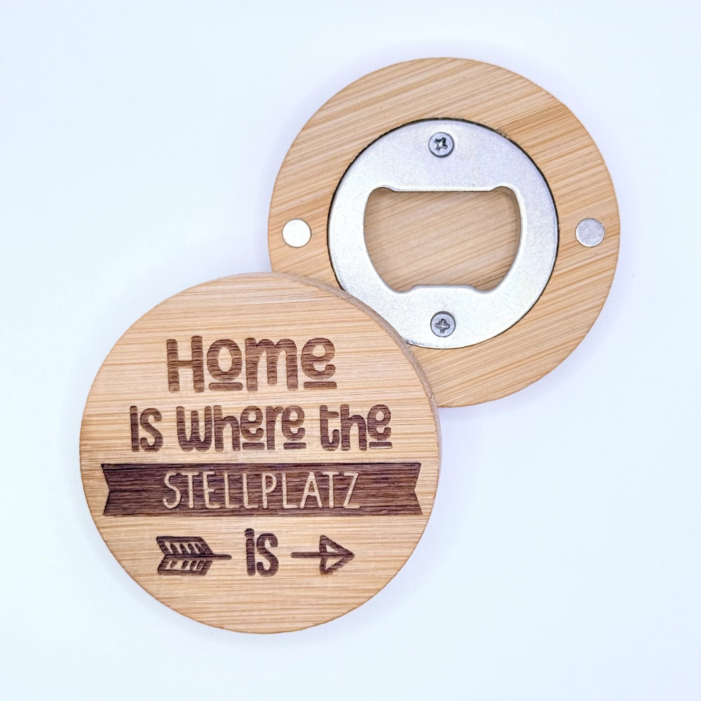 Runde, hölzerne Flaschenöffner-Magnete aus Bambus, mit Gravur "Home is where the Stellplatz is".