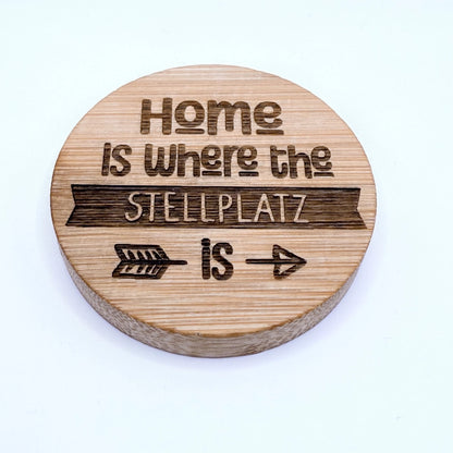 Runde, hölzerne Flaschenöffner-Magnete aus Bambus, mit Gravur "Home is where the Stellplatz is".