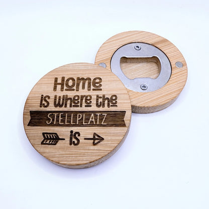 Runde, hölzerne Flaschenöffner-Magnete aus Bambus, mit Gravur "Home is where the Stellplatz is".