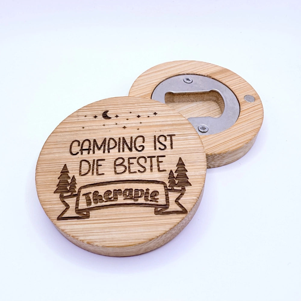Flaschenöffner Magnet aus Bambus mit Gravur "Camping ist die beste Therapie".