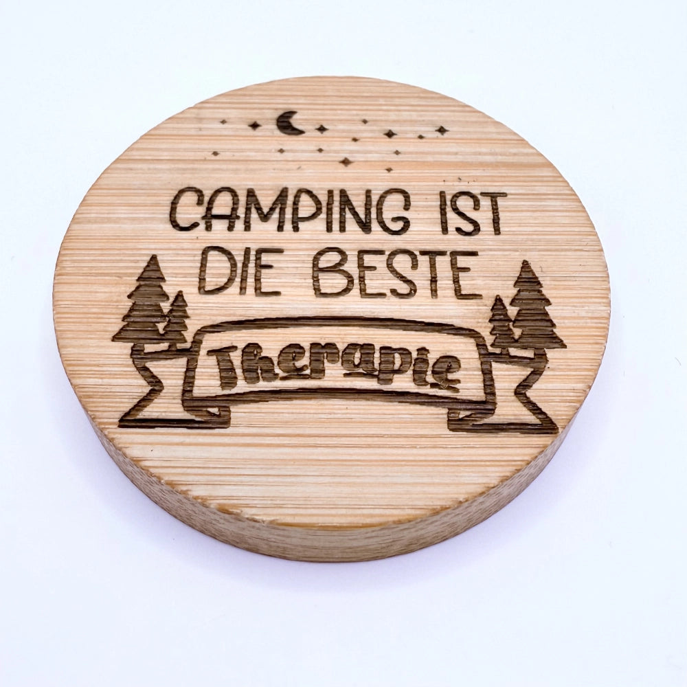 Flaschenöffner Magnet aus Bambus mit Gravur "Camping ist die beste Therapie".