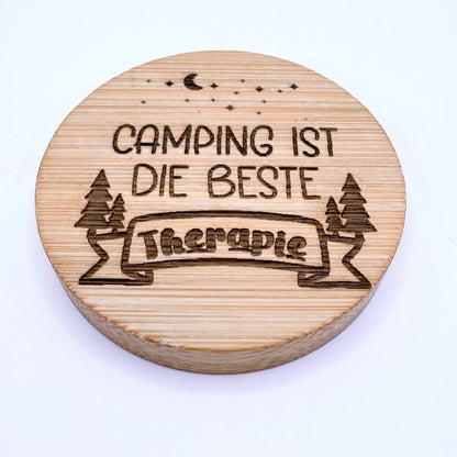 Flaschenöffner Magnet aus Bambus mit Gravur "Camping ist die beste Therapie".
