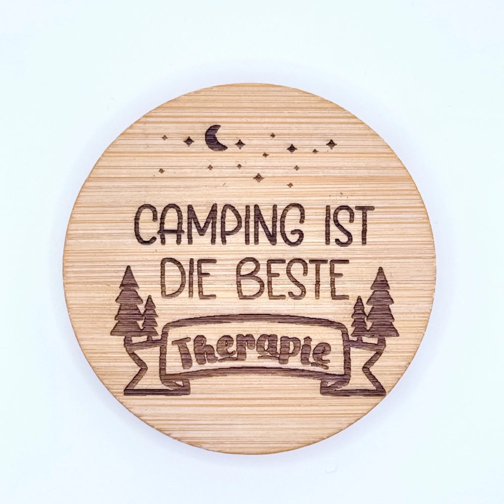 Flaschenöffner Magnet aus Bambus mit Gravur "Camping ist die beste Therapie".