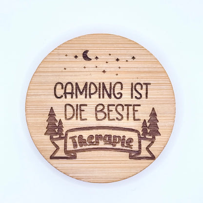 Flaschenöffner Magnet aus Bambus mit Gravur "Camping ist die beste Therapie".