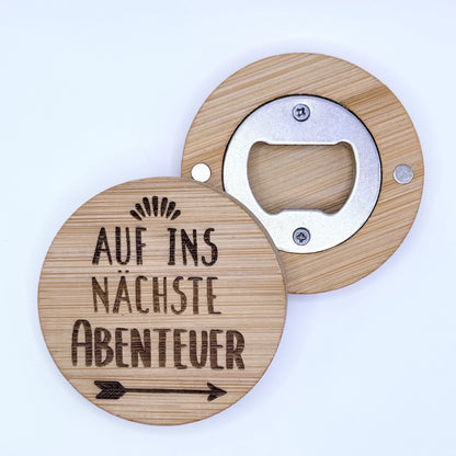 Runder Flaschenöffner-Magnet aus Bambus mit Gravur "Auf ins nächste Abenteuer".