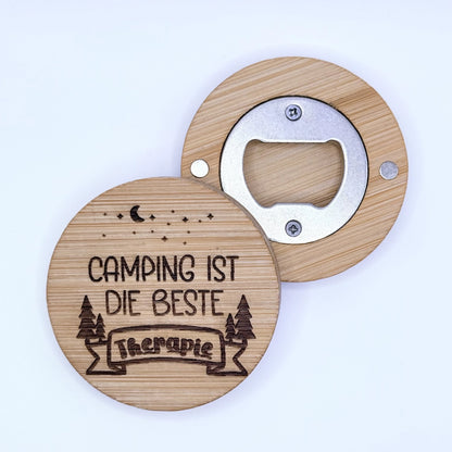 Flaschenöffner Magnet aus Bambus mit Gravur "Camping ist die beste Therapie".