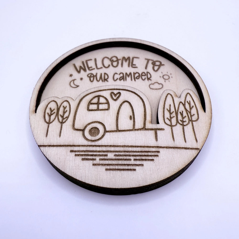 Runder, gravierter und per Laser-geschnittener Holzmagnet in zwei Schichten, mit Campingmotiv "Welcome to our Camper"