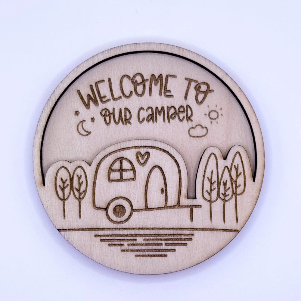 Runder, gravierter und per Laser-geschnittener Holzmagnet in zwei Schichten, mit Campingmotiv "Welcome to our Camper"