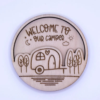 Runder, gravierter und per Laser-geschnittener Holzmagnet in zwei Schichten, mit Campingmotiv "Welcome to our Camper"