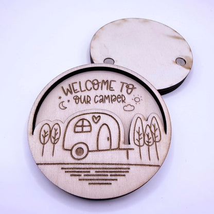 Runder, gravierter und per Laser-geschnittener Holzmagnet in zwei Schichten, mit Campingmotiv "Welcome to our Camper". Hier mit Rückseite, auf der 2 Magnete zu sehen sind.