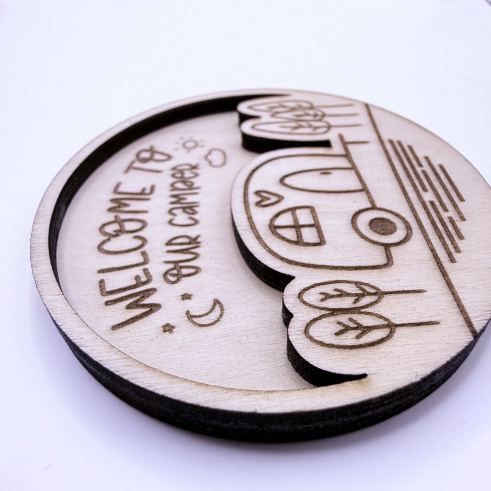 Runder, gravierter und per Laser-geschnittener Holzmagnet in zwei Schichten, mit Campingmotiv "Welcome to our Camper"