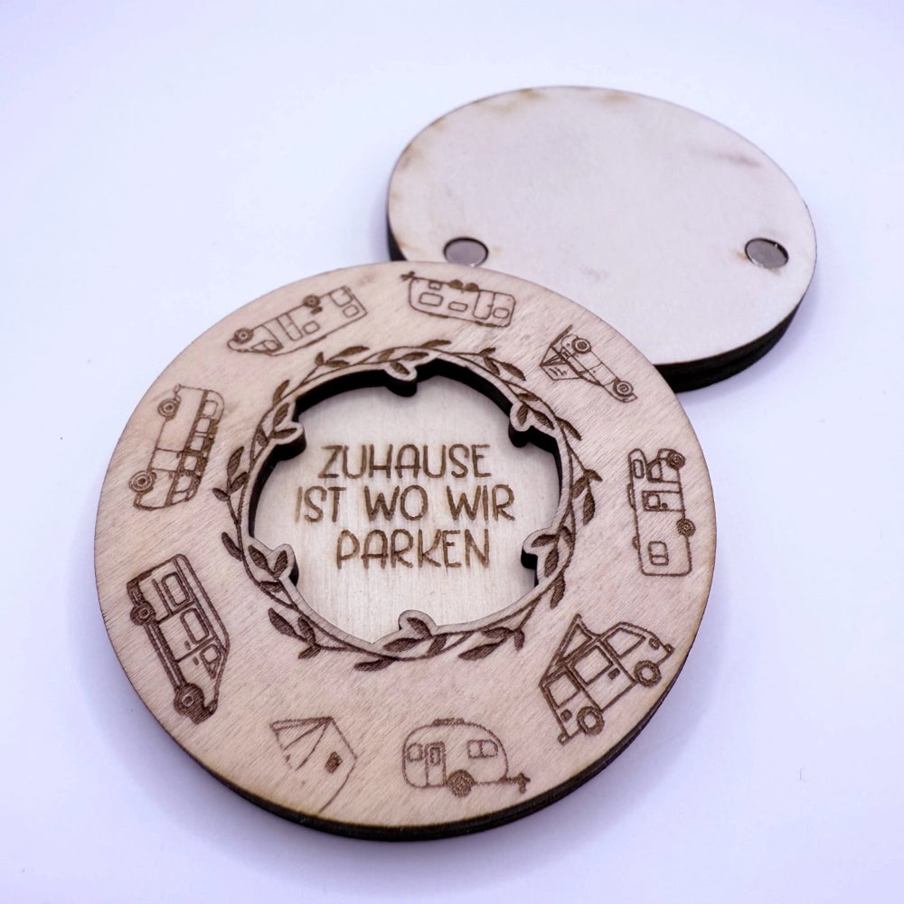 Runder, gravierter und per Laser-geschnittener Holzmagnet in zwei Schichten, mit Campingmotiv "Zuhause ist wo wir parken". Hier mit Rückseite auf der 2 Magnete zu erkennen sind.