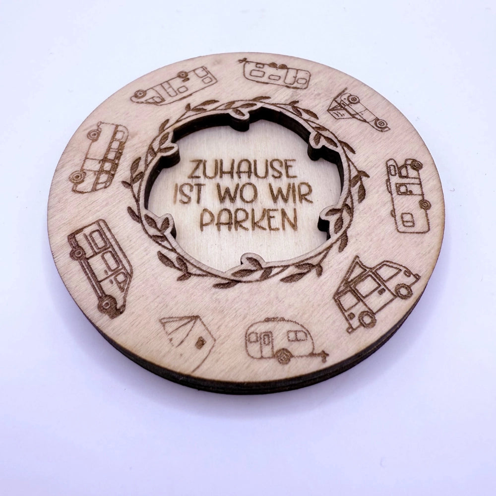 Runder, gravierter und per Laser-geschnittener Holzmagnet in zwei Schichten, mit Campingmotiv "Zuhause ist wo wir parken".