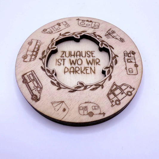 Runder, gravierter und per Laser-geschnittener Holzmagnet in zwei Schichten, mit Campingmotiv "Zuhause ist wo wir parken".