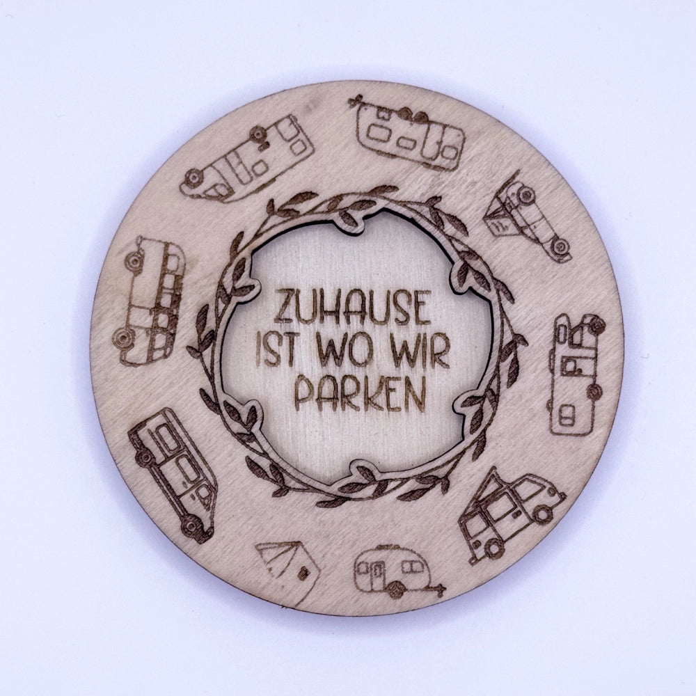 Runder, gravierter und per Laser-geschnittener Holzmagnet in zwei Schichten, mit Campingmotiv "Zuhause ist wo wir parken".
