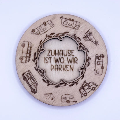 Runder, gravierter und per Laser-geschnittener Holzmagnet in zwei Schichten, mit Campingmotiv "Zuhause ist wo wir parken".