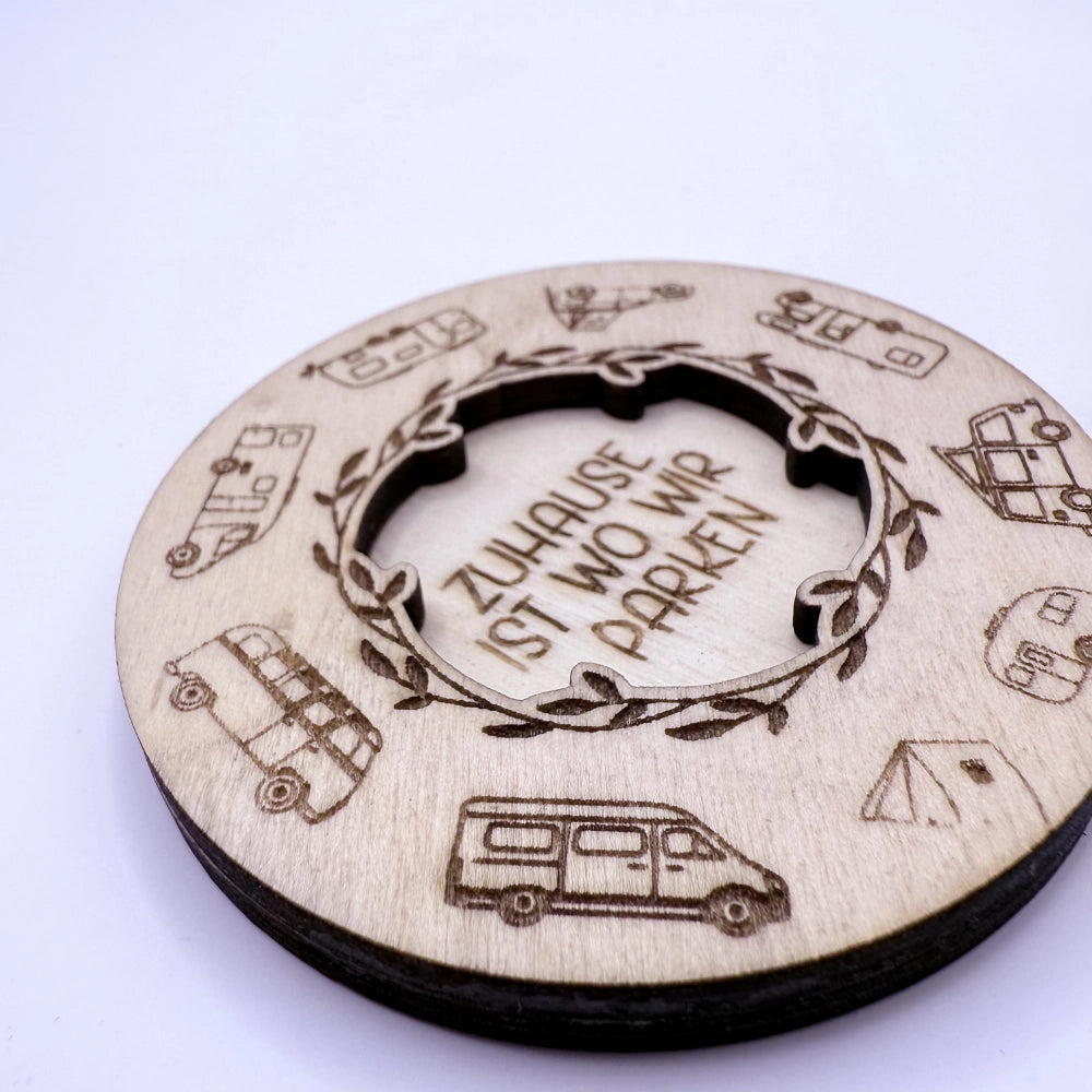 Runder, gravierter und per Laser-geschnittener Holzmagnet in zwei Schichten, mit Campingmotiv "Zuhause ist wo wir parken".
