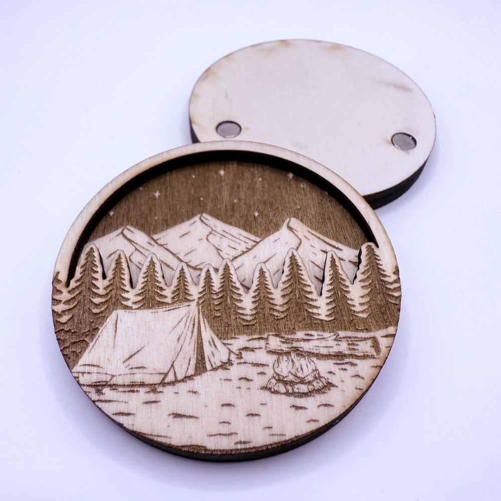 Runder, gravierter und per Laser geschnittener Holzmagnet in zwei Schichten, mit Campingmotiv "Wald und Berge".