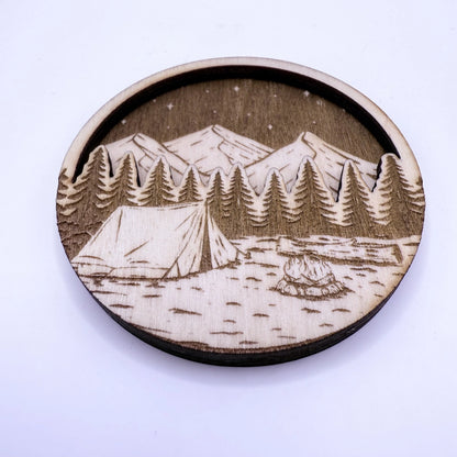 Runder, gravierter und per Laser-geschnittener Holzmagnet in zwei Schichten, mit Campingmotiv "Wald und Berge".