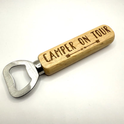 Flaschenöffner aus Holz und Metall mit Aufschrift „Camper on Tour“.