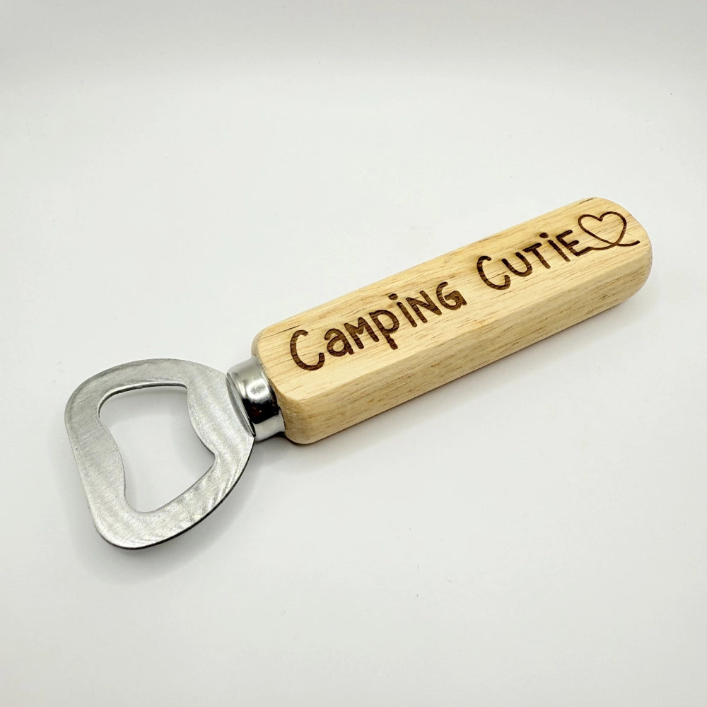 Flaschenöffner mit Holzgriff und Aufschrift "Camping Cutie".