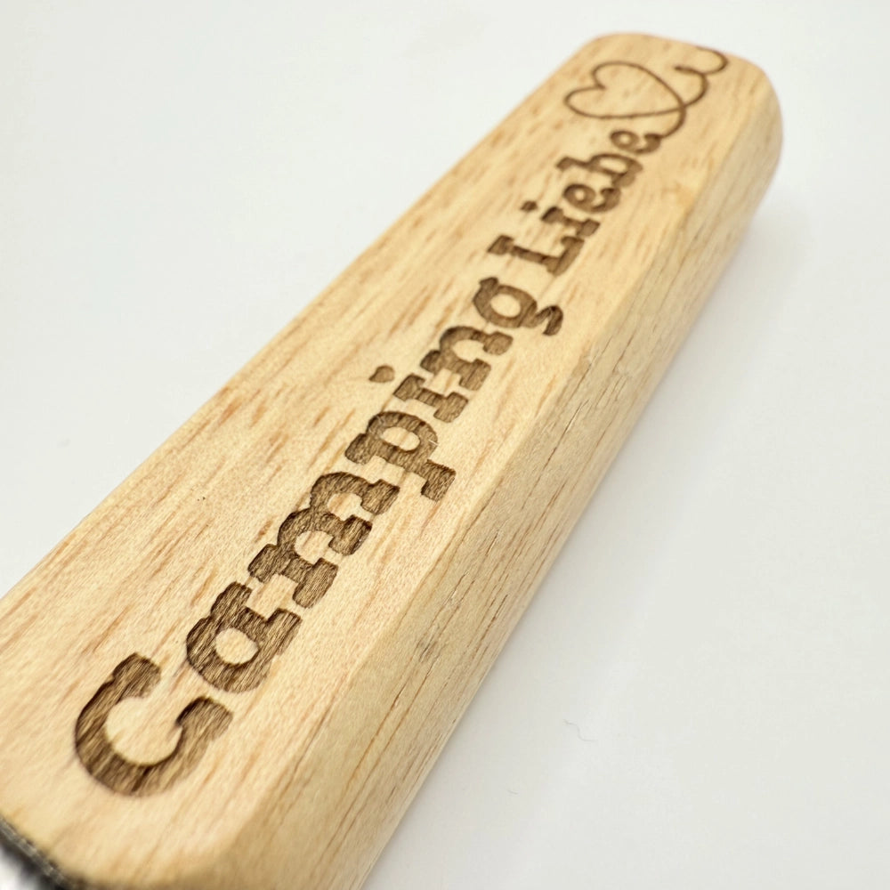 Flaschenöffner aus Holz und Metall, mit Schriftzug "Camping Liebe".