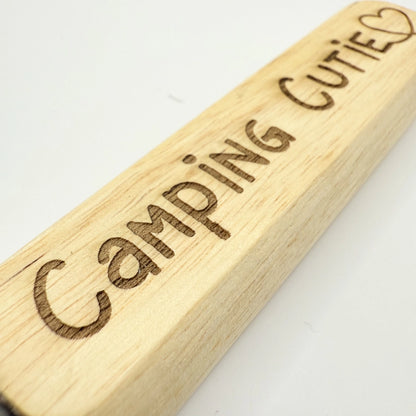 Flaschenöffner mit Holzgriff und Aufschrift "Camping Cutie".