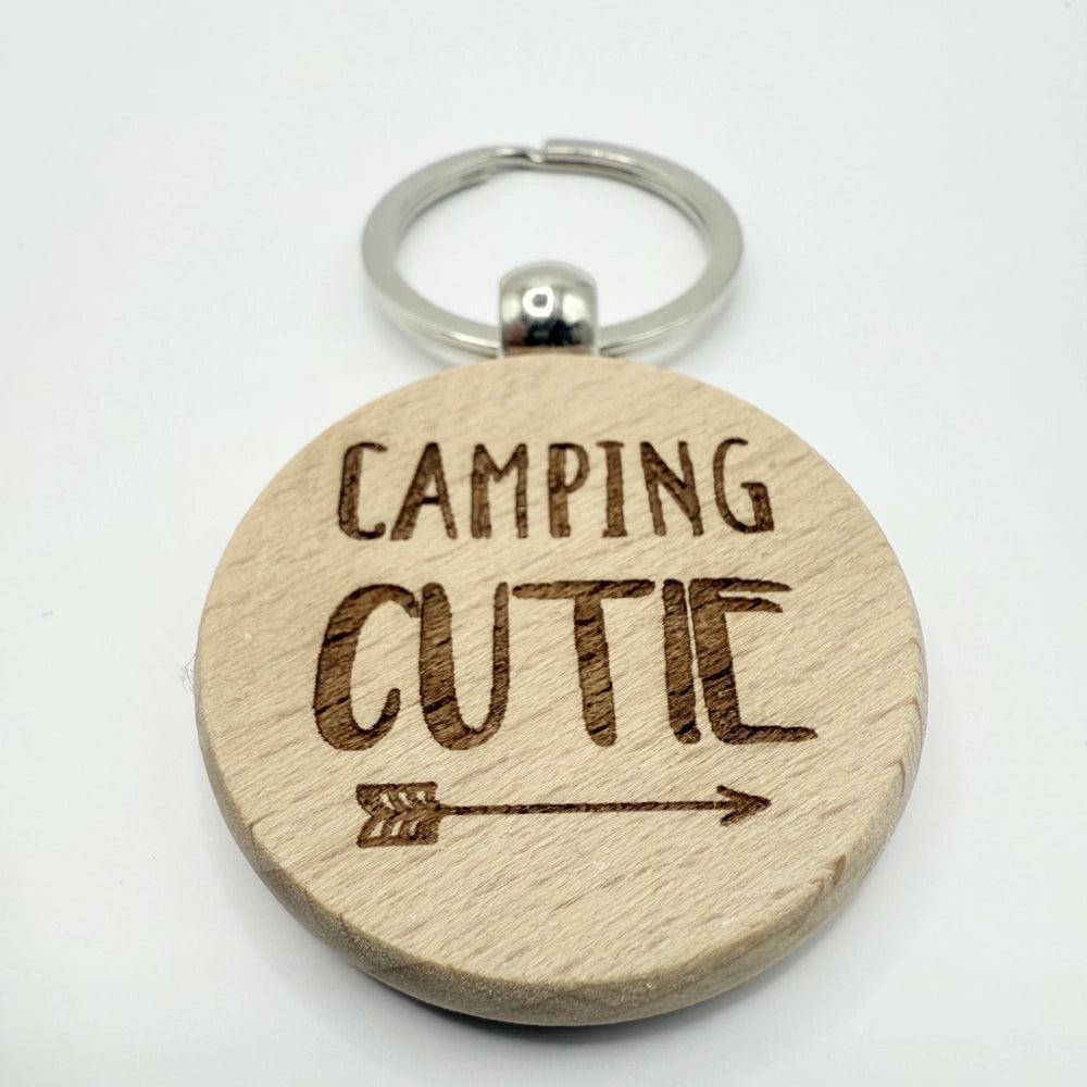 Personalisierter runder Schlüsselanhänger "Camping Cutie"