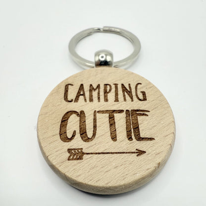 Personalisierter runder Schlüsselanhänger "Camping Cutie"